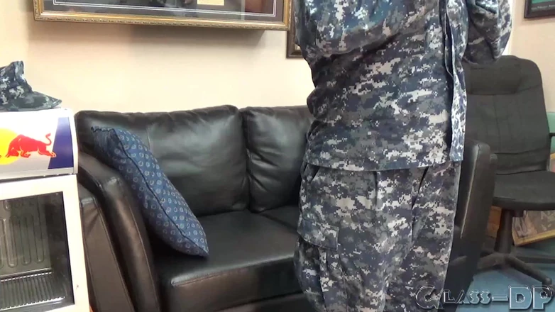 GLASSDP: Diese versaute soldatin ist von der Grundausbildung zum hardcore-schwanzlutschen gegangen