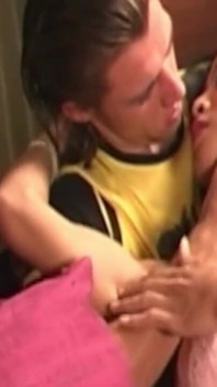 Rijpe brunette cougar transseksueel zuigt haar gelukkige minnaar droog