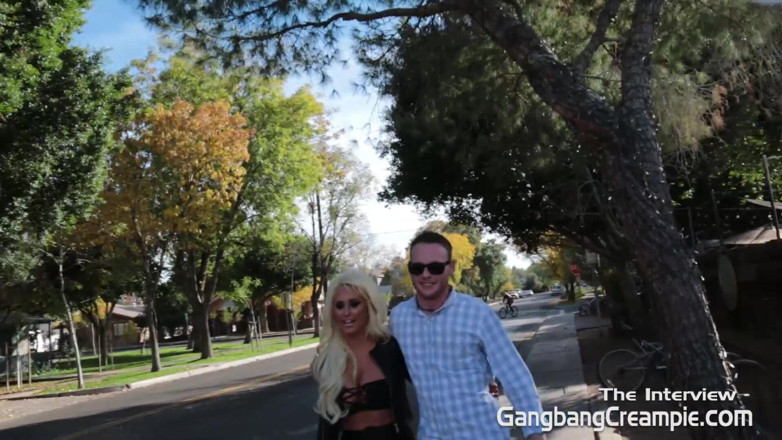 Aziani: Temu buih blonde Brandi seksi temu bual BTS