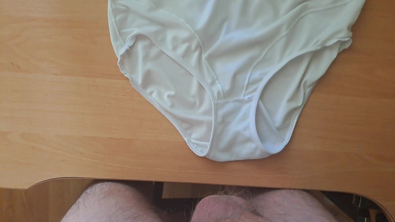 Younger_94: Gefickt und auf stiefmutters höschen gespritzt