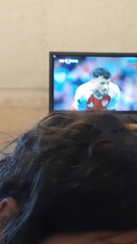 Bottom Sissy Slave Slut serve seu dono como Beeer Stand, Chupa e beija Pau e Liks Ass enquanto proprietário assiste futebol