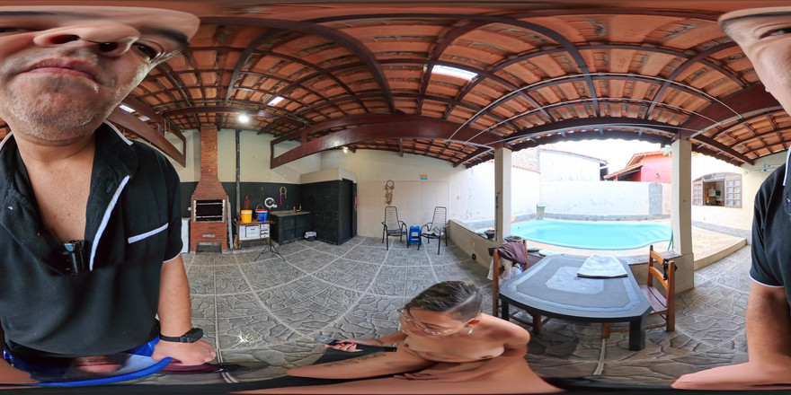 GabbyHorny: Репортер роздягається догола в прямому ефірі після того, як його спіймали під час її доповіді.