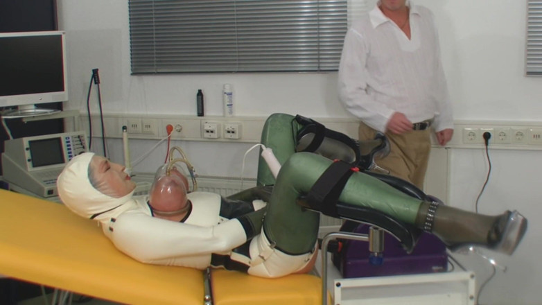 Rubber & Clinic Studio - 1ATOYS: Pervertida máquina folla en goma en la gynchair