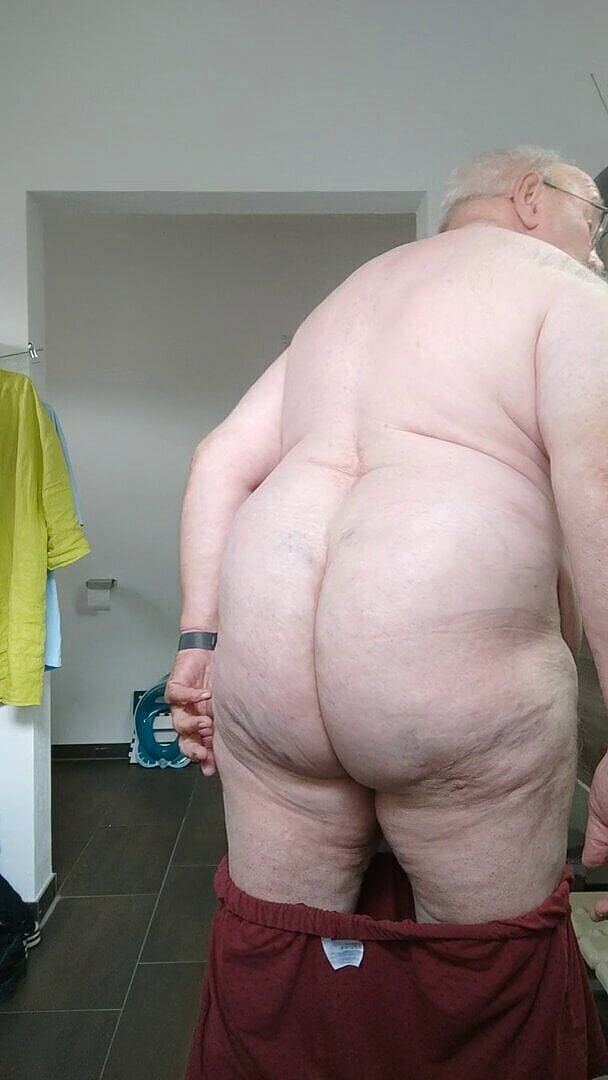 Karlchengeil: नग्न शो और पादना