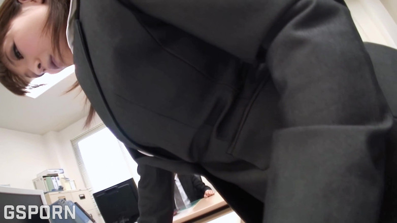 Go Sushi: Japonesa secretária pornô Yui Ayana precisa de sexo a três...