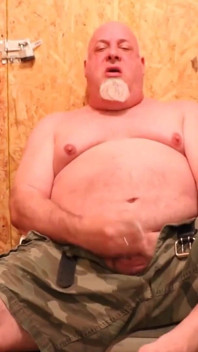 Orso si masturba nel camerino e quasi viene beccato