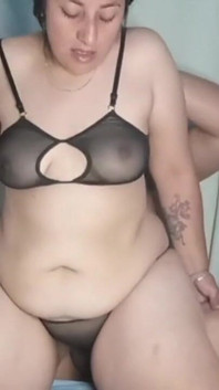 Fille potelée chevauchant en te suçant la bite