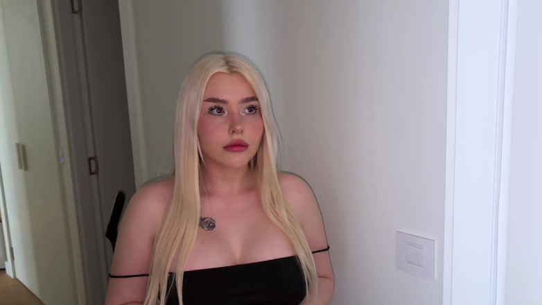 Blondessa: La mia sorellastra è tornata a casa dopo la festa per...