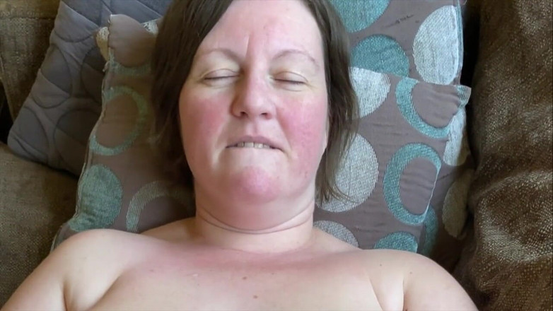 Frequentmasturbation: 내 알몸의 주부에게 붙잡혀 알몸으로 나를 놀라게하고 집 전체가 비어있는 동안 자위해.