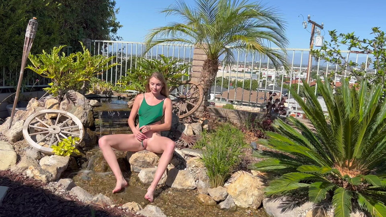 Erotic Art: Larena在阳光下裸体姿势