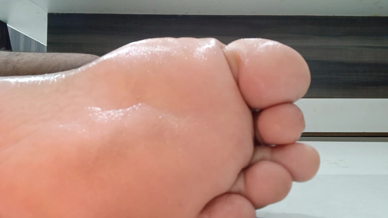 Fetish guys: Oljar försiktigt mina fötter - fetischklipp #2