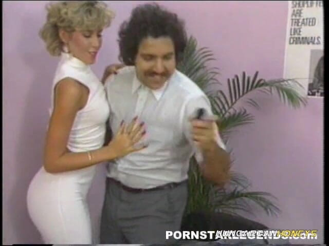 Pornstar Legends: Candie mena a quattro vie