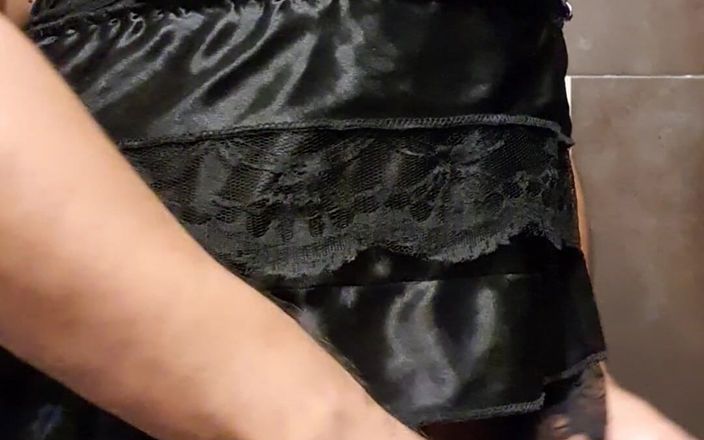 Sexy shinny clothes: Svart sexig babydocka och blå söta trosor