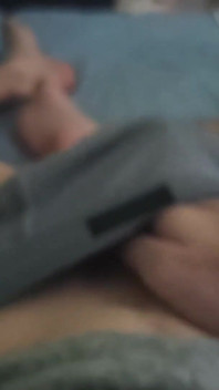 Cowok ini lagi asik mainin kontol besarnya dan dientot habis-habisan