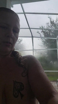 Bunny B bawi się w wannie z hydromasażem