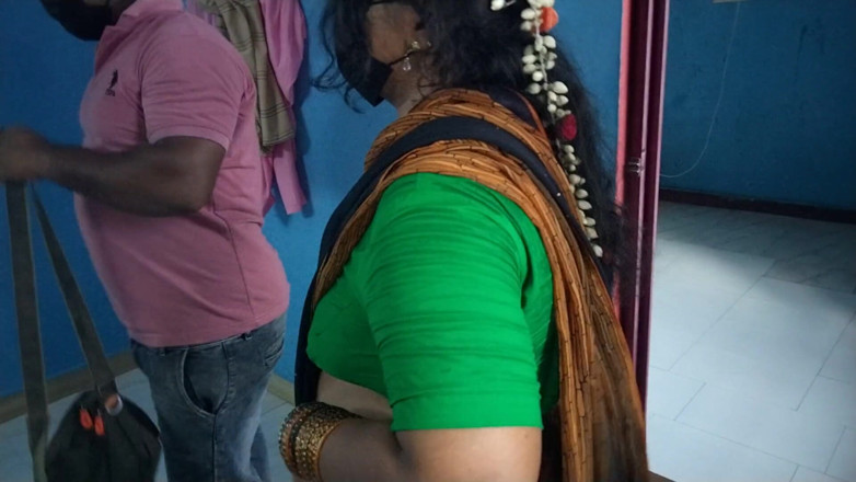 Tamil lesbian: Juruelektronik Berkongkek dengan Pemilik Rumah. Bercakap Seksi Panas