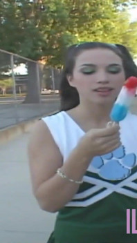 Teen roztleskávačka s malými kozami si užívá tvrdý sex