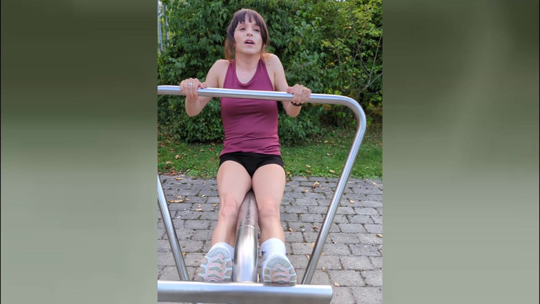 TV_Helena: Göt ve yarak için vibratörle açık havada egzersiz! Travesti dosdoğru şorta...