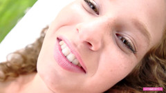 Mydirtyxxx: Sexy teenagerka cvičí jógu a masturbuje venku