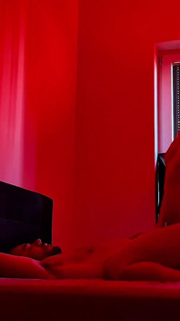 Diversão no quarto. Sexo sensual sob luzes vermelhas
