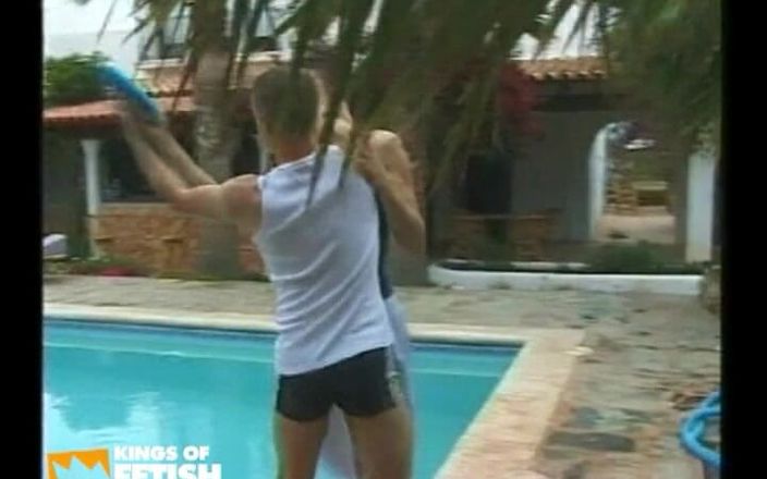 Gay Diaries: Doi adolescenți excitați își sug pulele mari și ling cururile rasă în aer...