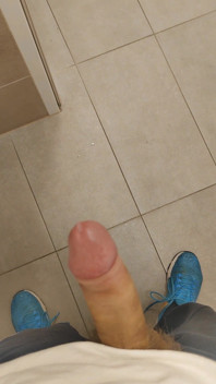 White, Skinny Boy Risky Handsfree Cumshout in Gym