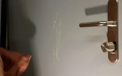 射在门口