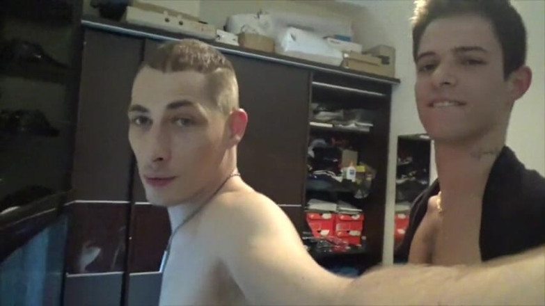 Gaybareback: Невинный твинк трахает без презерватива пожилого твинка