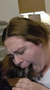 Phat Booty White Girl é arada e engole porra de seus meio-irmãos