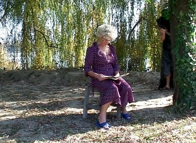 Gilfy Pleasure: Scopata all'aperto per questa vecchia matura