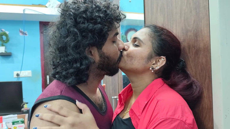 Vaigavarun45: Khóa môi nóng bỏng trong áo thun và áo sơ mi