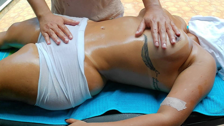 SENSESEX: La vicina infedele viene massaggiata