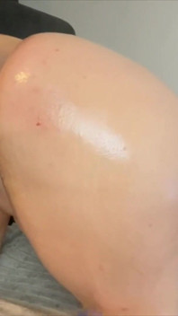 Camgirl bere velké černé dildo v její kundičce