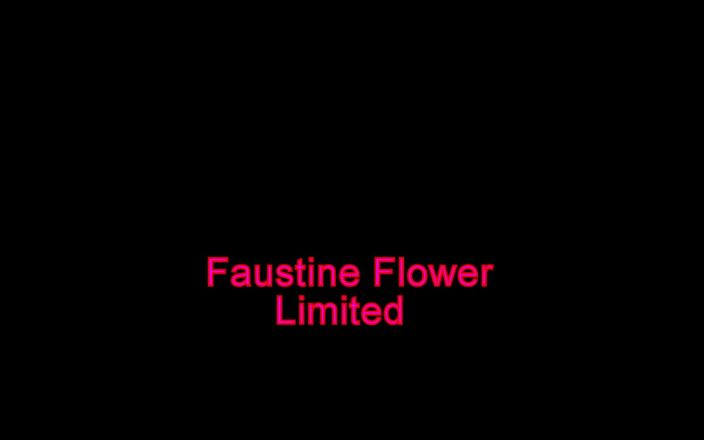 Faustine: Sexy shemale travestiet in netkousen speelt met haar pik voor...