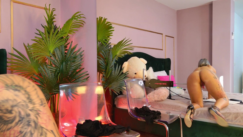 KirraWhite: Het styvmamma behöver hjälp vid poolen