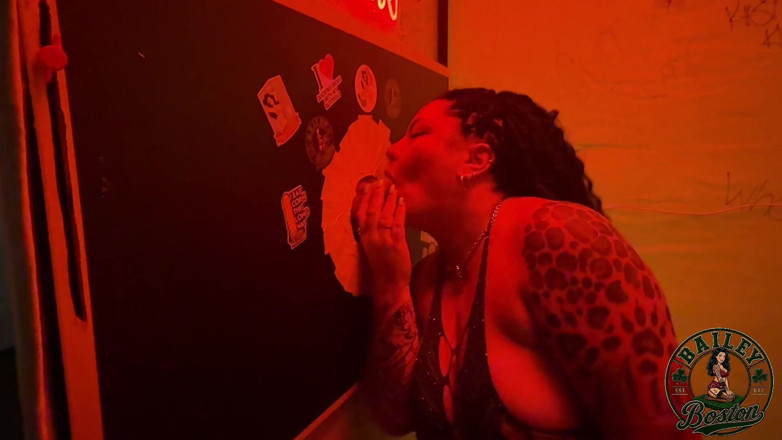 Sharedwife90: Une bite infidèle explose au gloryhole