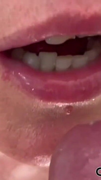 Mamada cuando mira mi porno en la computadora portátil con mucho semen