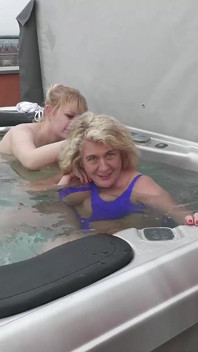 Camilla und Anna Lynx im Whirlpool