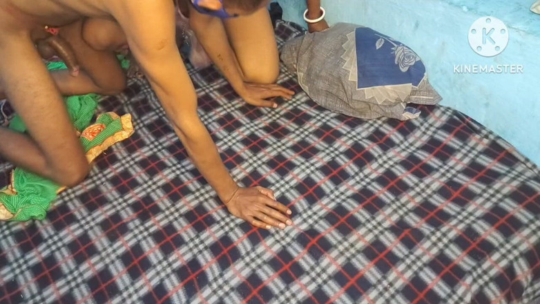 Biharixxxx728: Indisk sexig Bhabhi lurade på sin man och knullades hårt...