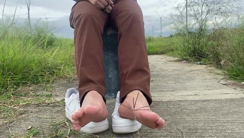 Mr Feet Colombia: ELLE SE FAIT RASER LES CHAUSSURES EN PUBLIC ET MET...