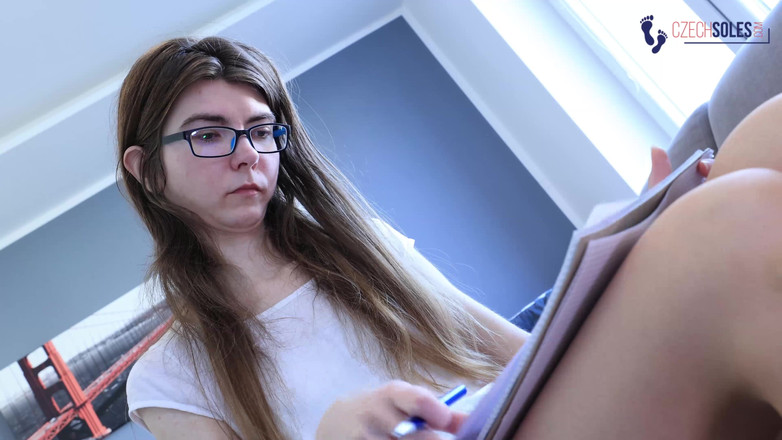 Czech Soles - foot fetish content: Zbytečný pracovník musí cítit páchnoucí punčocháče svého šéfa