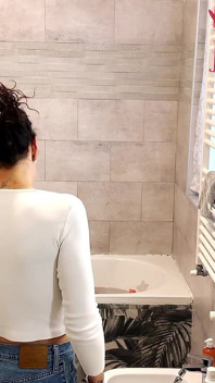 Bạn cùng phòng của tôi thổi kèn tôi trong bồn tắm và xuất tinh trên quần jean ướt