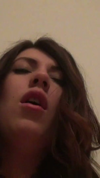 Nastoletnia brunetka Faust bawi się po studiach