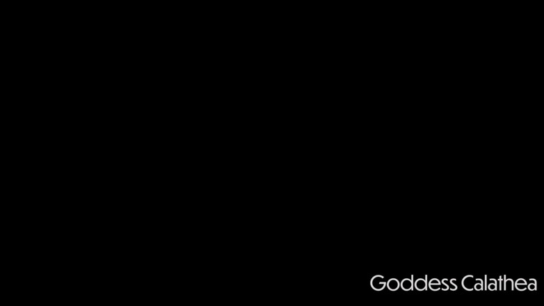 Goddess Calathea: Mumyalanmış bebek bondajı ve topuklu ayakkabılara tapma