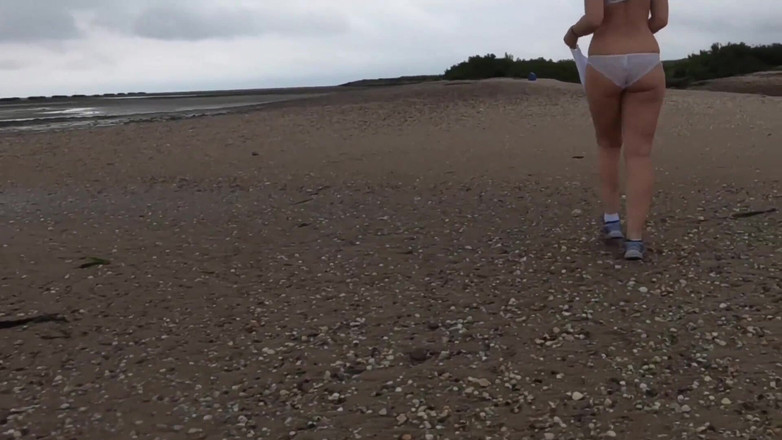 PussyGalorious: Rozbiórki do naga i chodzenie po plaży