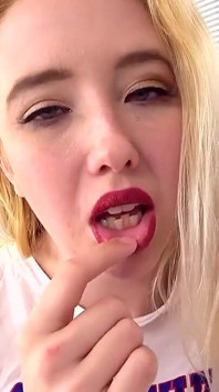 Samantha Rone en la cama con su coño