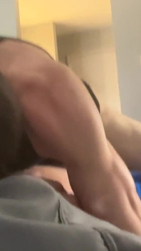 POV está bem acima de sua cabeça enquanto ela leva