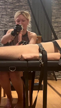 Attaché à une table de bondage, bordé et ruiné