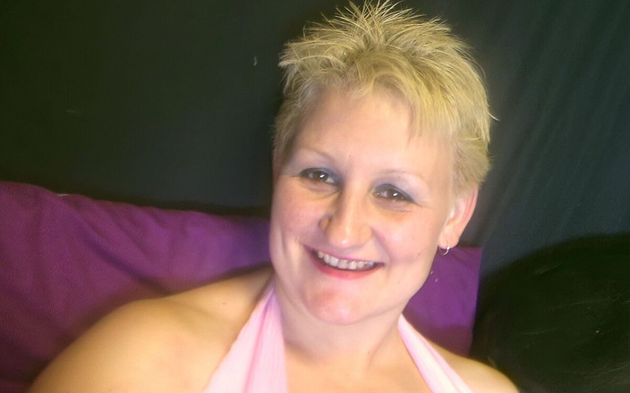 Real Sex Pass: Kurzhaarige hausfrau spielt mit sich selbst, während sie milch aus...