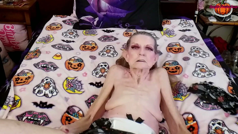 Sexy Sandra N Sir Christopher: แม่บ้านยายน่าเย็ดทําให้งานของเธอเซ็กซี่ Sandra Halloween 2026 เดี่ยว